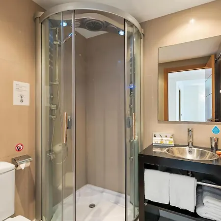 Apartament Stunning In With Kitchenette